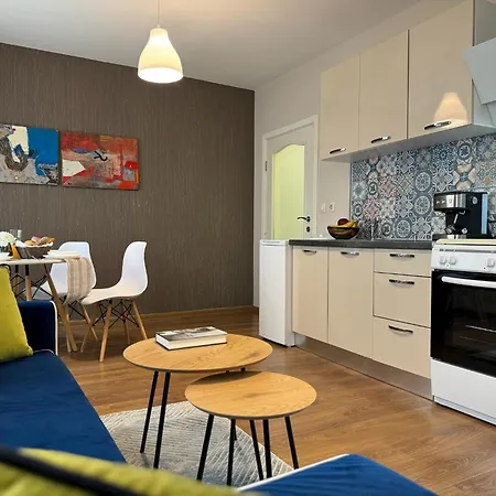 Апартамент Location Kapana For 4 Guests & Parking